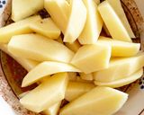 Foto del passaggio 1 della ricetta Patate al forno al limone (alla greca)