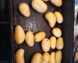 Ropogós lazac, joghurtos öntettel, kapros burgonyával recept fázis 2 fotója