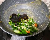 Foto langkah ke 2 dari resep Kikil Tiram Kecap Cabe Hijau.