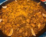 Foto del paso 13 de la receta: Paella con alcachofas, habas y ajos tiernos, carne y albondiguitas