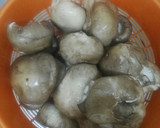 Foto del paso 1 de la receta: Setas shiitake acompañadas por espárragos trigueros