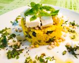Foto del passaggio 3 della ricetta Cous cous con zucchine, feta, menta e pinoli