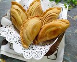 Foto langkah ke 13 dari resep Karipap (pastel singapura) isi labu kuning dan ayam.