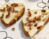 Foto del paso 2 de la receta: Tosta de queso de cabra con pera y miel