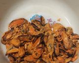 Foto langkah ke 1 dari resep Tumis kerang bumbu kuning cabe hijau.