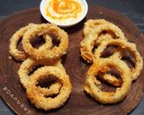 Foto langkah ke 7 dari resep Crispy Onion Rings Eggless Berlapis Bread Crumbs atau Tepung.