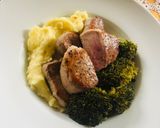 Sertés szűzpecsenye burgonyapürével, vajas-fokhagymás párolt brokkolival recept fázis 3 fotója