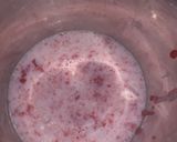 A picture of step 2 of Strawberry shake.