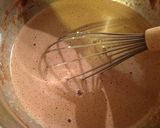 Foto del passaggio 2 della ricetta Torta senza farina, al cacao, amaretto e rum, con caramello al cioccolato e nocciole