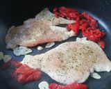 Foto del paso 2 de la receta: Filetes de pechuga de pollo al ajillo con pimientos del piquillo