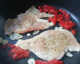 Foto del paso 2 de la receta: Filetes de pechuga de pollo al ajillo con pimientos del piquillo
