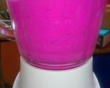 Foto langkah ke 2 dari resep Juice naga merah strawberry 🍹🐉🍓.