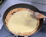 A picture of step 3 of Irmik Helvası (Semolina Halva).