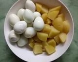 Foto langkah ke 1 dari resep Telur Puyuh Kentang Kuah Pedas.