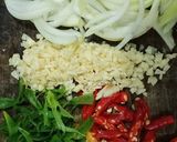 Foto langkah ke 2 dari resep Tumis Jamur Pedas.