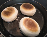 Foto del paso 7 de la receta: Muffins ingleses (panecillos sin horno)