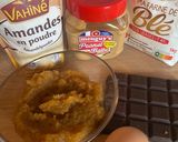 Une image de l'étape 1 de Cookies à la poudre d’amande et à la purée de pommes au chocolat noir.