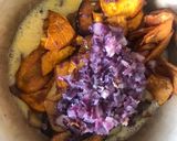 Foto del paso 2 de la receta: Tortilla de boniato y cebolla morada ☺️