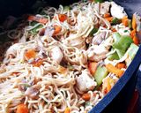Une image de l'étape 5 de Nouilles chinoises sautées aux légumes et poulet en cocotte😋.