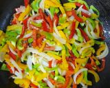 صورة لخطوة 2 من وصفة 🍗 دجاج الفلفل الألوان ولا أسهل سريعة التحضير