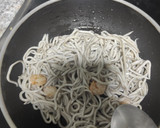 Foto del paso 3 de la receta: Gulas con gambas al ajillo