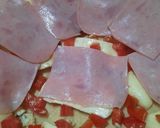 Foto del paso 4 de la receta: Pizza mitad mantecoso, jamón y morrón, mitad con 3 quesos