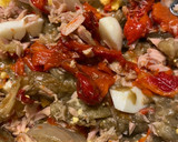 Foto del paso 7 de la receta: Ensalada de verduras asadas con atún