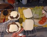 Foto del paso 4 de la receta: Hamburguesas caseras con queso, lechuga y tomate