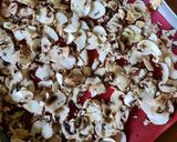 A picture of step 2 of Oven dried mushrooms.