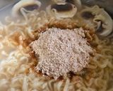Hình bước làm 2 của món Mì Gói Nấu Nấm Mỡ & Thanh Cua Surimi
