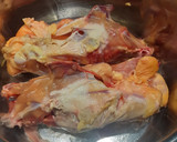 Foto del paso 1 de la receta: Caldo de carcasas pollo y alitas