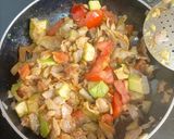 Foto del paso 4 de la receta: Kebab con berenjena cebolla tomate y aguacate