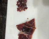 Foto del paso 2 de la receta: Guisantes salteados con jamón, huevos de codorniz y salchichas