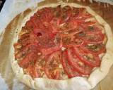 Foto del paso 12 de la receta: Tarta de cebolla con queso y tomate