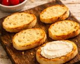 Foto del passaggio 3 della ricetta Crostini Estivi Pomodori e Basilico