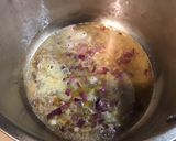 Une image de l'étape 7 de Moules épicées aux oignons rouges, ail fumé et sauce roquefort.