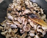 Foto del paso 2 de la receta: Revuelto de champiñón con espinacas y huevo