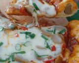 Foto langkah ke 7 dari resep Pizza teflon topping bawang dan sosis.