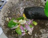 Foto langkah ke 1 dari resep Telur Ceplok Cabe Hijau.