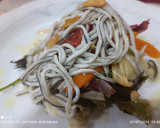 Foto del paso 3 de la receta: Ensalada de gulas con verduras templadas