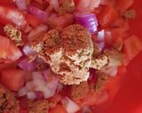 صورة لخطوة 2 من وصفة سلطة الطماطم بزبدة الفول السوداني 🍅