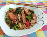 Foto del paso 5 de la receta: Fideos salteados con verduras y seitán