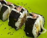 Foto langkah ke 10 dari resep Homemade Tuna Sushi With Egg.