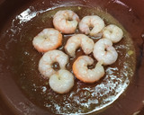 Foto del paso 1 de la receta: Salmón con gambas en ajada