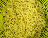 Foto langkah ke 1 dari resep Martabak Mie Telur.