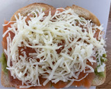 Foto del paso 2 de la receta: Tosta de guacamole, salmón ahumado y huevo frito