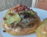 Foto del paso 12 de la receta: Hambur-arepa con aguacate🥙 cebolla caramelizada y mayomostaza ahumada🫓🍔