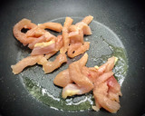 Foto del paso 3 de la receta: Crepes salados rellenos de pollo con salsa de cebolla y pimiento