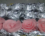 Foto del paso 1 de la receta: Tarta de kitkats con cerditos en barro y relleno de trufa y crema pastelera