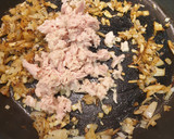Foto del paso 3 de la receta: Huevos con salsa de tomate y atún
